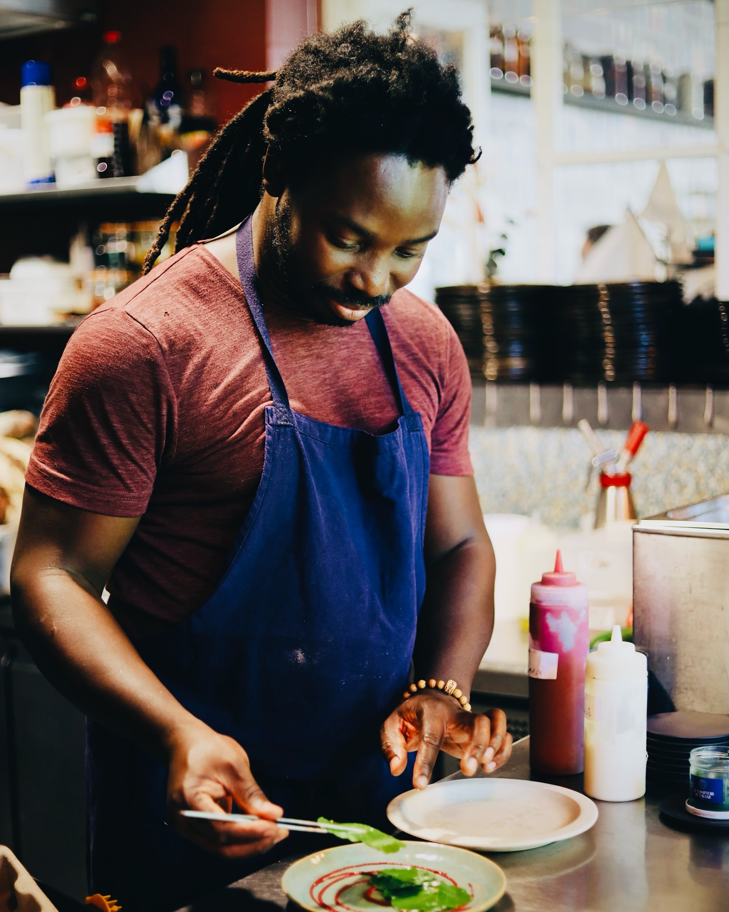 Le chef Senda David Waguena en plein service