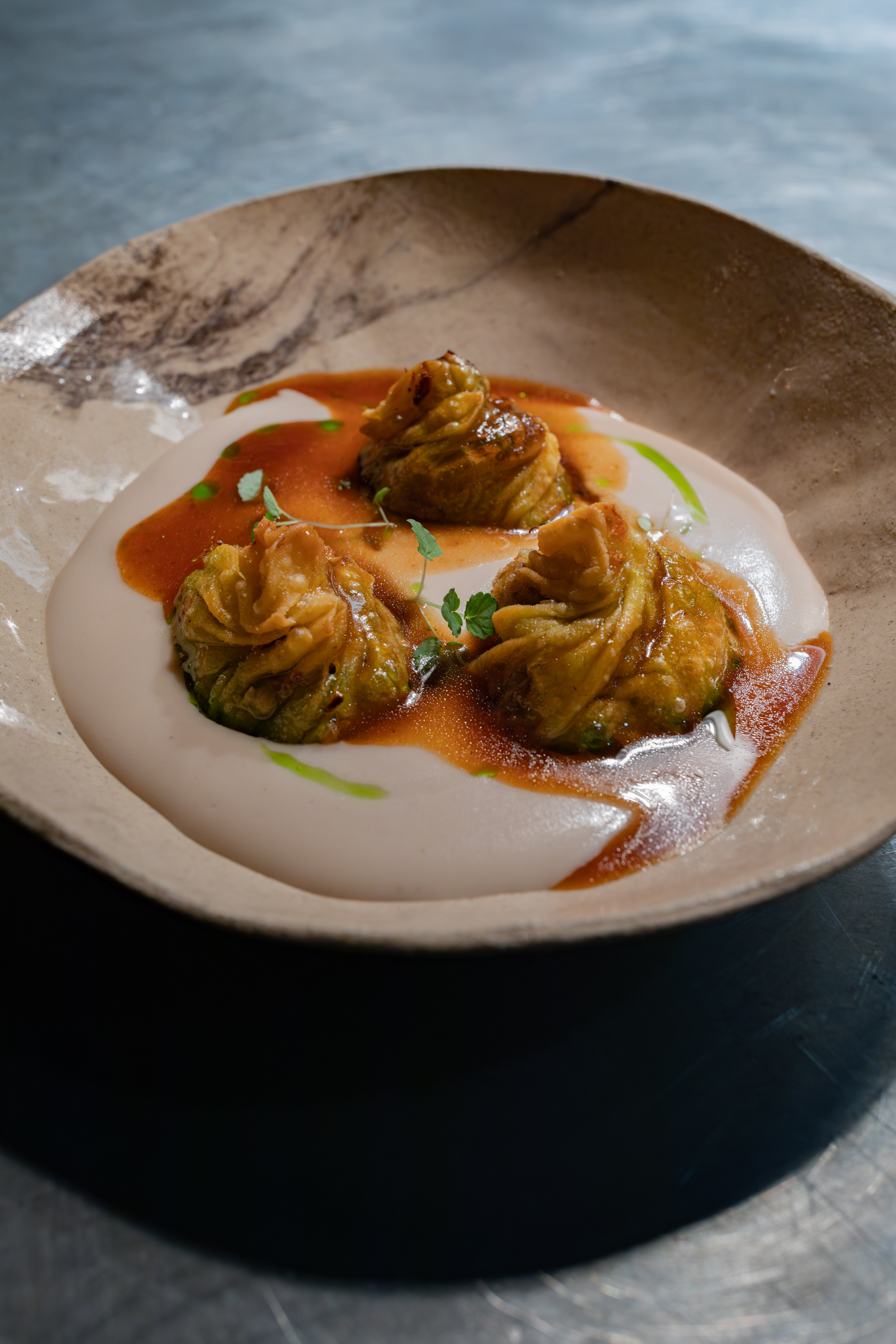 Dressage d'une assiette gastronomique par le chef Waguena